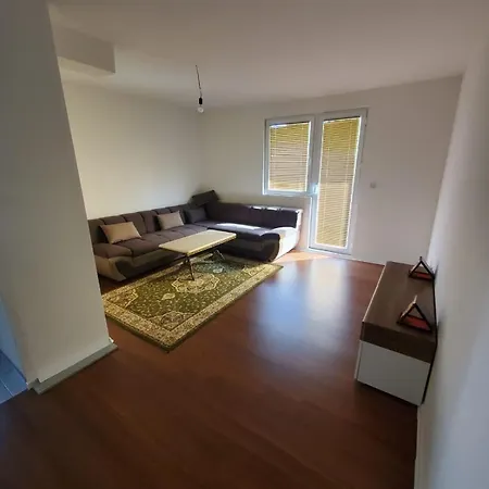 Cozy Near Carsija And Airport